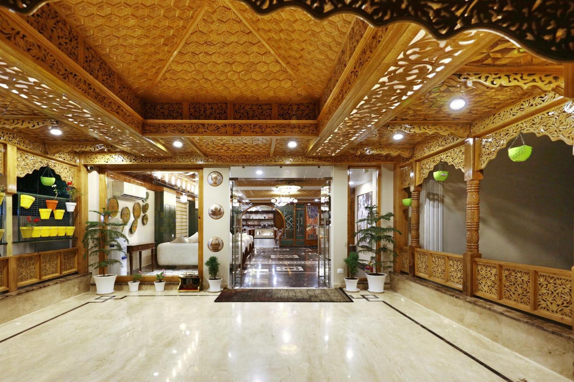 Hotel Blanco Srinagar  Bagian luar foto