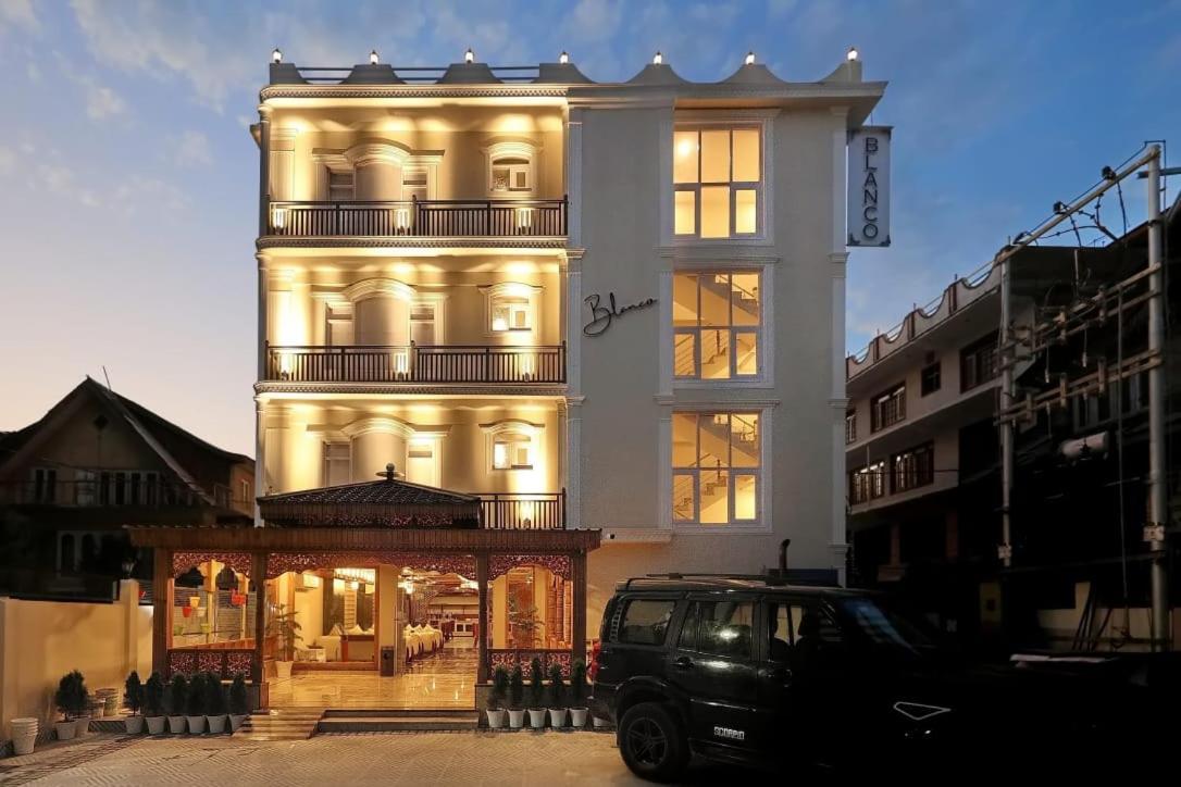 Hotel Blanco Srinagar  Bagian luar foto