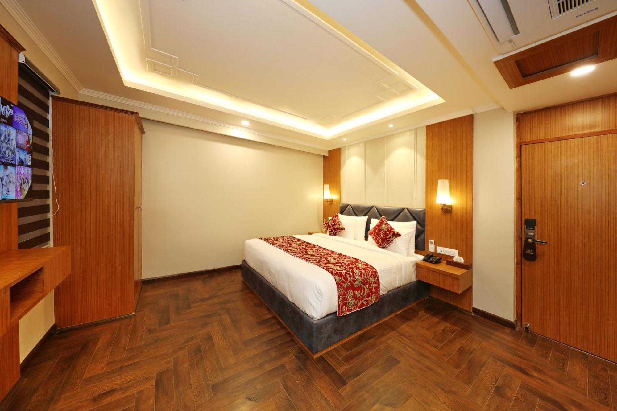 Hotel Blanco Srinagar  Bagian luar foto