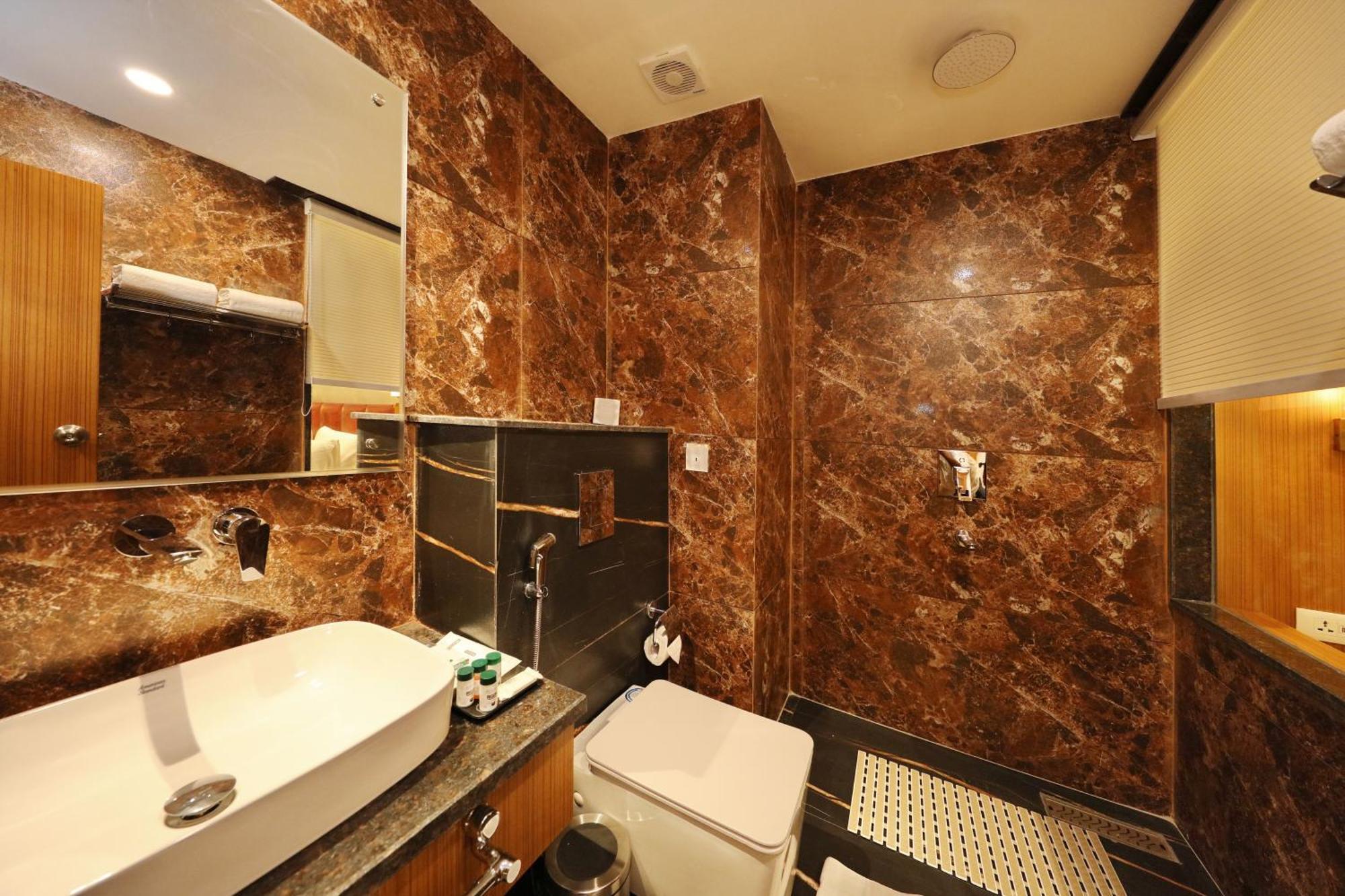 Hotel Blanco Srinagar  Bagian luar foto