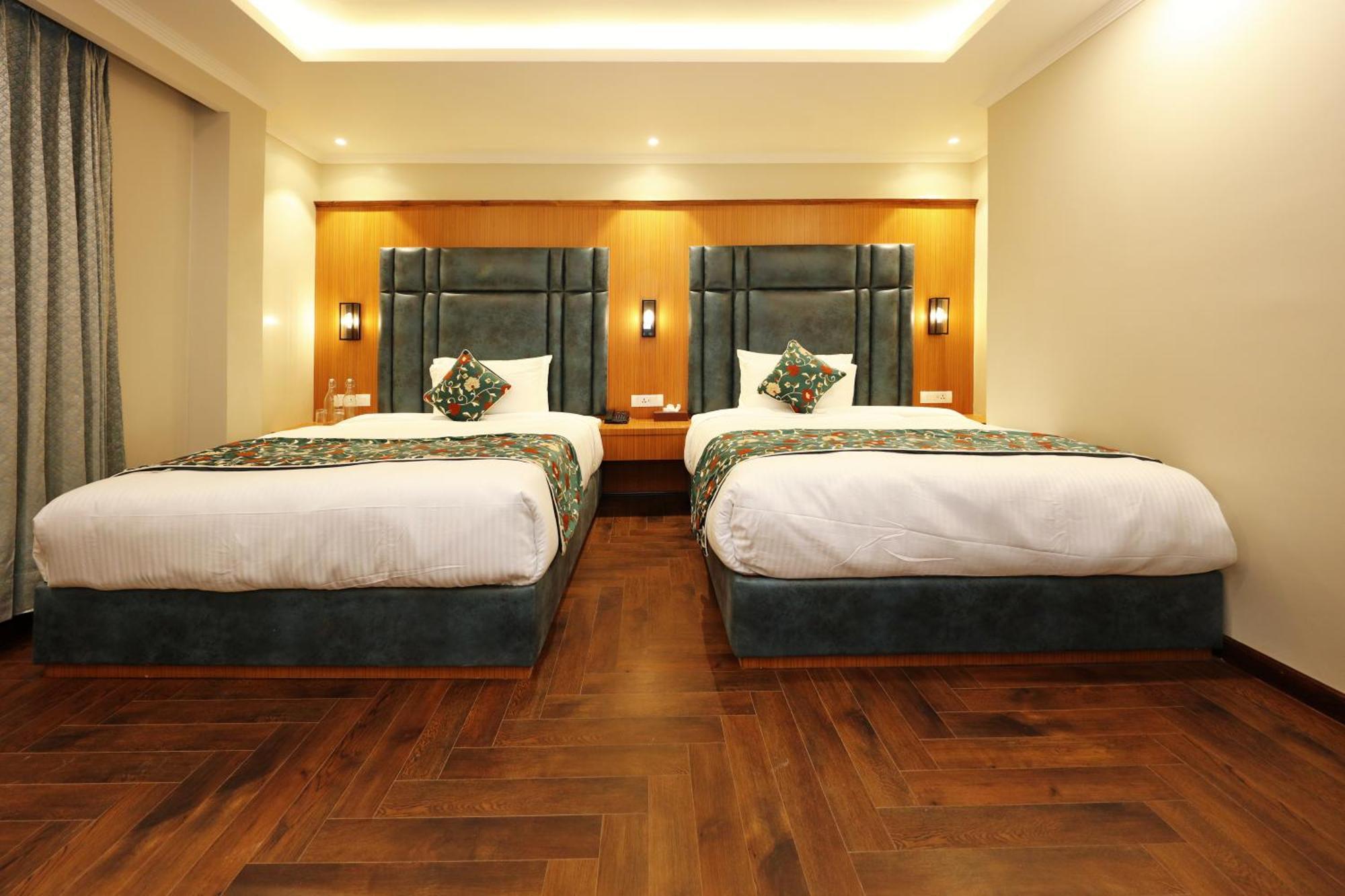 Hotel Blanco Srinagar  Bagian luar foto