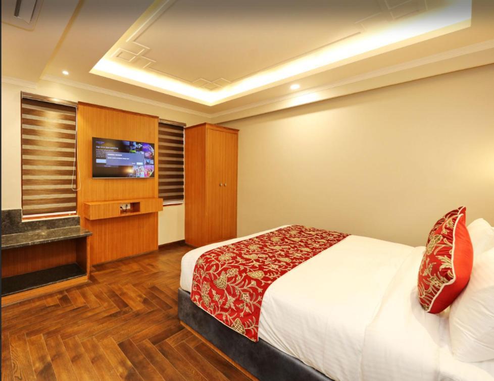 Hotel Blanco Srinagar  Bagian luar foto